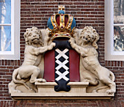 Три креста, львы и корона